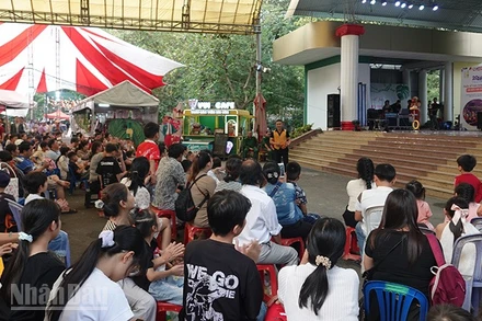 Du khách xem biểu diễn nghệ thuật tại Thảo Cầm Viên Sài Gòn trong dịp nghỉ lễ Tết Dương lịch. (Ảnh: Linh Bảo)