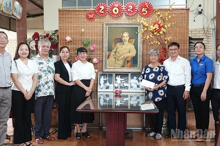 Đoàn công tác chụp ảnh lưu niệm với Nghệ sĩ Ưu tú Phi Yến (thứ tư từ phải sang) tại nhà riêng. (Ảnh: Mạnh Hảo)