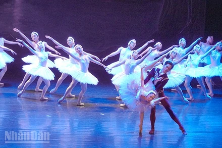 Lần đầu tiên Nhà hát Giao hưởng, Nhạc, Vũ kịch Thành phố Hồ Chí Minh dựng vở ballet Hồ Thiên Nga. (Ảnh: LINH BẢO)