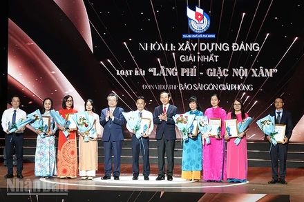 Lãnh đạo Thành phố Hồ Chí Minh và các tác giả, nhóm tác giả đoạt giải ở nhóm đề tài Xây dựng Đảng. (Ảnh: MẠNH HẢO)