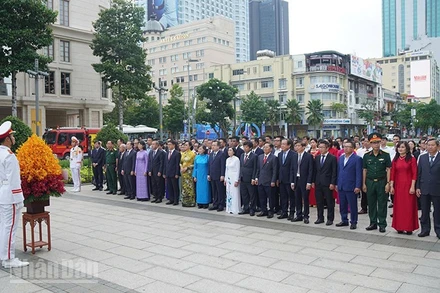 Các đại biểu dâng hoa tưởng niệm Chủ tịch Hồ Chí Minh tại Công viên tượng đài Chủ tịch Hồ Chí Minh. (Ảnh: MẠNH HẢO)