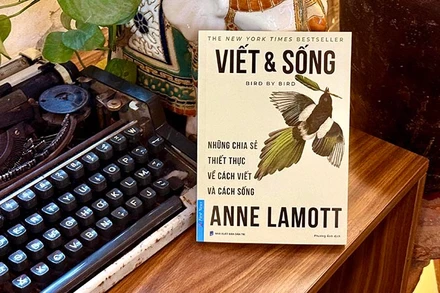 Bìa tác phẩm "Viết và Sống" (Ảnh: First News).