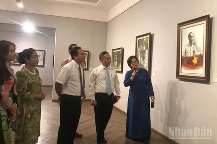 Các đại biểu tham quan Trưng bày. (Ảnh: LINH BẢO)