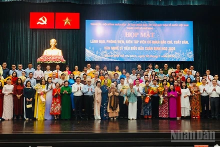 Các đại biểu chụp ảnh lưu niệm với lãnh đạo Thành phố Hồ Chí Minh. (Ảnh: Linh Bảo)