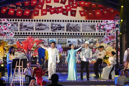 Ca sĩ Thanh Ngọc và Rapper T.Won trình bày ca khúc Mùa xuân trên Thành phố Hồ Chí Minh của nhạc sĩ Xuân Hồng. (Ảnh: Linh Bảo)