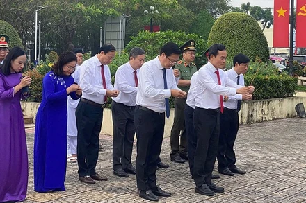 Các đại biểu dâng hương tại Di tích lịch sử cấp quốc gia Ngã Ba Giồng.(Ảnh: HỮU LONG).