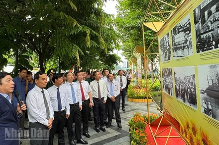 Các đại biểu tham quan triển lãm. (Ảnh: Linh Bảo)