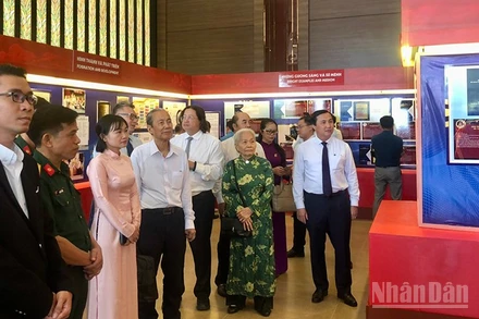 Các đại biểu tham quan trưng bày. (Ảnh: Linh Bảo)