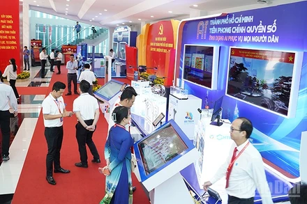 Không gian triển lãm sản phẩm công nghệ tại Học viện cán bộ Thành phố Hồ Chí Minh. (Ảnh: THẾ ANH)