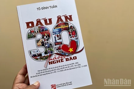 Bìa cuốn sách "Dấu ấn 30 năm nghề báo" của nhà báo Tô Đình Tuân. (Ảnh: MẠNH HẢO)