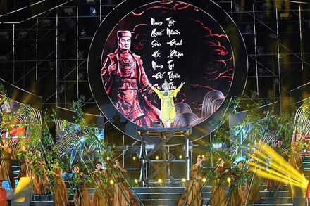 Tiết mục mở đầu chương trình "Hồn Thơ Việt". (Ảnh: Quốc Thanh)