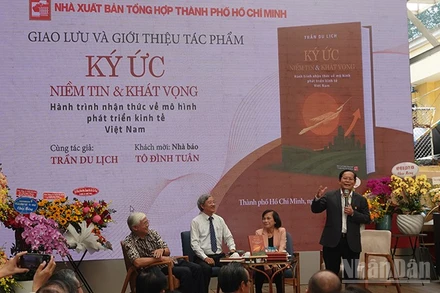Quang cảnh buổi giao lưu, giới thiệu tác phẩm "Ký ức-niềm tin và khát vọng" của Tiến sĩ Trần Du Lịch.(Ảnh: Linh Bảo)
