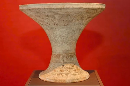 Hiện vật Bát bồng gốm văn hóa Hoa Lộc. (Ảnh: Bảo tàng gốm thời dựng nước)