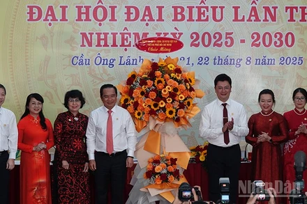 Thành ủy, Hội đồng nhân dân, Ủy ban nhân dân, Ủy ban Mặt trận Tổ quốc Việt Nam Thành phố Hồ Chí Minh tặng hoa chúc mừng Đại hội. (Ảnh: LINH BẢO)