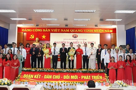 Ban chấp hành Đảng bộ phường Tân Bình nhiệm kỳ 2025 - 2030 ra mắt đại hội (ảnh Linh Bảo).