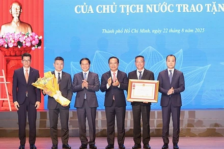 Phó Thủ tướng, Bộ trưởng Ngoại giao Bùi Thanh Sơn thừa ủy quyền của Chủ tịch nước trao tặng Huân chương Lao động hạng Nhất cho Sở Ngoại vụ Thành phố Hồ Chí Minh. (Ảnh: NGÔ TÙNG).