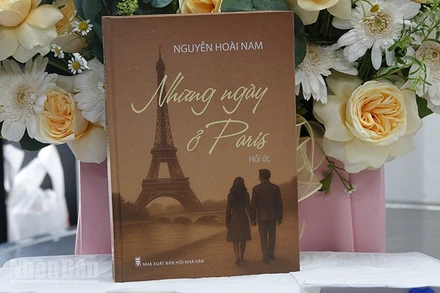 Bìa cuốn sách "Những ngày ở Paris" của bác sĩ Nguyễn Hoài Nam. (Ảnh Linh Bảo)