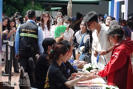 Nhiều bạn trẻ đến đăng ký tham gia các hoạt động trong sự kiện Korea Travel Festa 2025 trong sáng 21/6. (Ảnh: MẠNH HẢO)