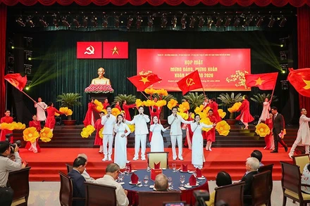 Chương trình văn nghệ tại buổi họp mặt. (Ảnh: Hoàng Triều)