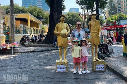 Khách du lịch quốc tế tham quan trung tâm Thành phố Hồ Chí Minh. (Ảnh: Mạnh Hảo)