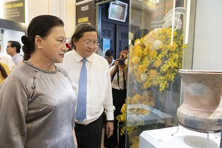 Nguyên Chủ tịch Quốc hội Nguyễn Thị Kim Ngân tham quan trưng bày (Ảnh Quốc Thanh).