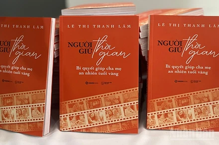 Bìa cuốn sách “Người giữ thời gian” của tác giả Lê Thị Thanh Lâm. (Ảnh: MẠNH HẢO)