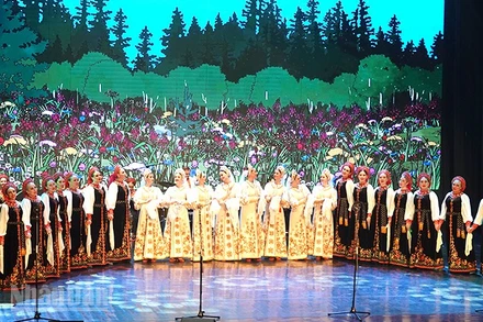 Các nghệ sĩ của Dàn hợp xướng Dân gian Nga Omsk biểu diễn với trang phục truyền thống đẹp mắt. (Ảnh: LINH BẢO)
