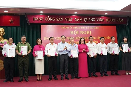 Các tập thể đoạt giải Báo chí về công tác phòng, chống tham nhũng, lãng phí, tiêu cực Thành phố Hồ Chí Minh năm 2024-2025. (Ảnh: TẤN ĐẠT)