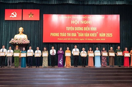 Tuyên dương các tập thể có có thành tích xuất sắc trong phong trào thi đua “Dân vận khéo” năm 2025. (Ảnh: QUỐC THANH)