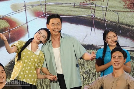 Ca sĩ Thu Hường và Huỳnh Thật trong vở nhạc kịch "Chờ người" (Ảnh Linh Bảo).