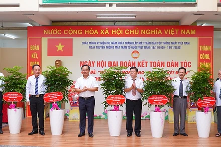 Chủ tịch Ủy ban nhân dân Thành phố Hồ Chí Minh Nguyễn Văn Được thay mặt Thành ủy, Hội đồng nhân dân, Ủy ban nhân dân, Ủy ban Mặt trận Tổ quốc Việt Nam Thành phố tặng cây xanh cho các khu phố trên địa bàn phường Bến Thành trong Ngày hội Đại đoàn kết toàn dân tộc vừa qua. (Ảnh: Phường Bến Thành)