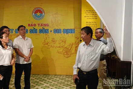 Du khách tham quan Bảo tàng Biệt động Sài Gòn-Gia Định. (Ảnh: Linh Bảo)
