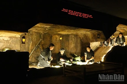 Tái hiện Địa đạo Củ Chi trong Nhà Truyền thống trong vở Đất Thép (Ảnh: Linh Bảo).