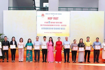 Đảng ủy phường Đức Nhuận tuyên dương điển hình Dân vận khéo năm 2025. (Ảnh: Phạm Hương)