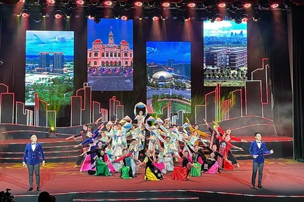Các nghệ sĩ biểu diễn trong chương trình “Thành phố Hồ Chí Minh – Nơi hội tụ những dòng sông” tại khu vực Bà Rịa-Vũng Tàu. (Ảnh: Nhà hát kịch Thành phố)