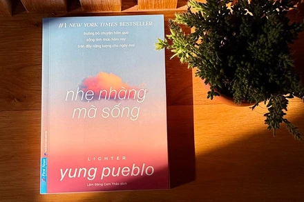 Bìa tác phẩm "Nhẹ nhàng mà sống". (Ảnh: First News)