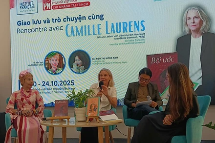 Nhà văn Camille Laurens (thứ hai từ trái sang) giao lưu tại chương trình. (Ảnh: Võ Hương)