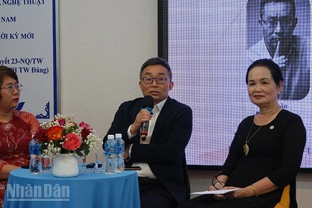 Nhà văn Đông Tây giao lưu tại chương trình. (Ảnh: Mạnh Hảo)