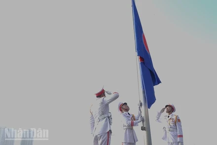 Đội cờ thực hiện nghi thức thượng cờ ASEAN. (Ảnh: MẠNH HẢO)