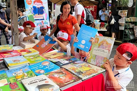 Các em nhỏ tham quan Đường sách Thành phố Hồ Chí Minh. (Ảnh: LINH BẢO)