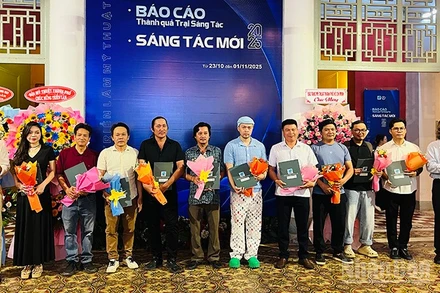 Trao xét đầu tư tác phẩm loại A cho các tác giả. (Ảnh: LINH BẢO)