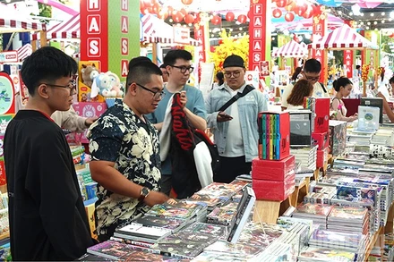 Lễ hội Đường sách Tết Bính Ngọ thu hút người dân, du khách tham quan. (Ảnh: Linh Bảo)