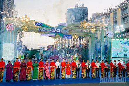 Các đại biểu thực hiện nghi thức cắt băng khai mạc Lễ hội. (Ảnh: LINH BẢO)