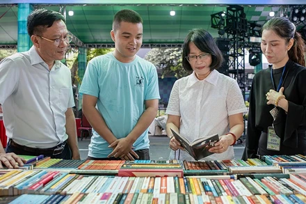 Bà Trần Thị Diệu Thúy, Phó Chủ tịch Ủy ban nhân dân Thành phố Hồ Chí Minh kiểm tra các gian hàng sách. (Ảnh: Ban tổ chức).