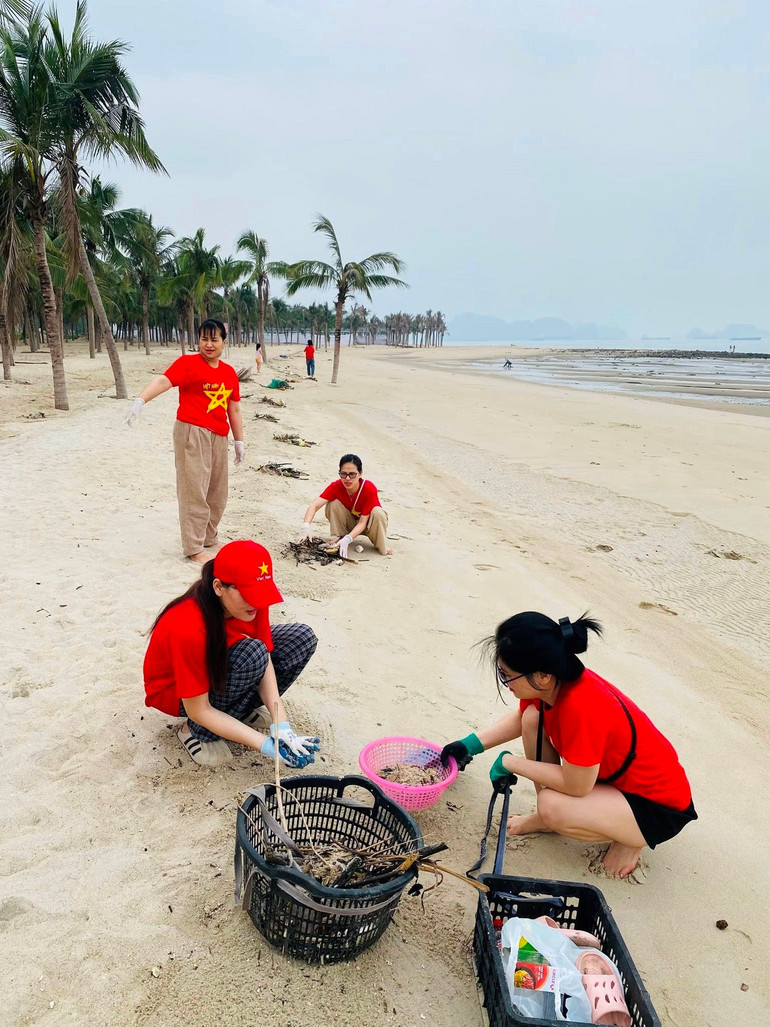 Chung tay bảo vệ Vịnh Hạ Long. (Nguồn: CLB Vì một Hạ Long xanh) 493966796-9993939350637765-5968852655908113410-n.jpg
