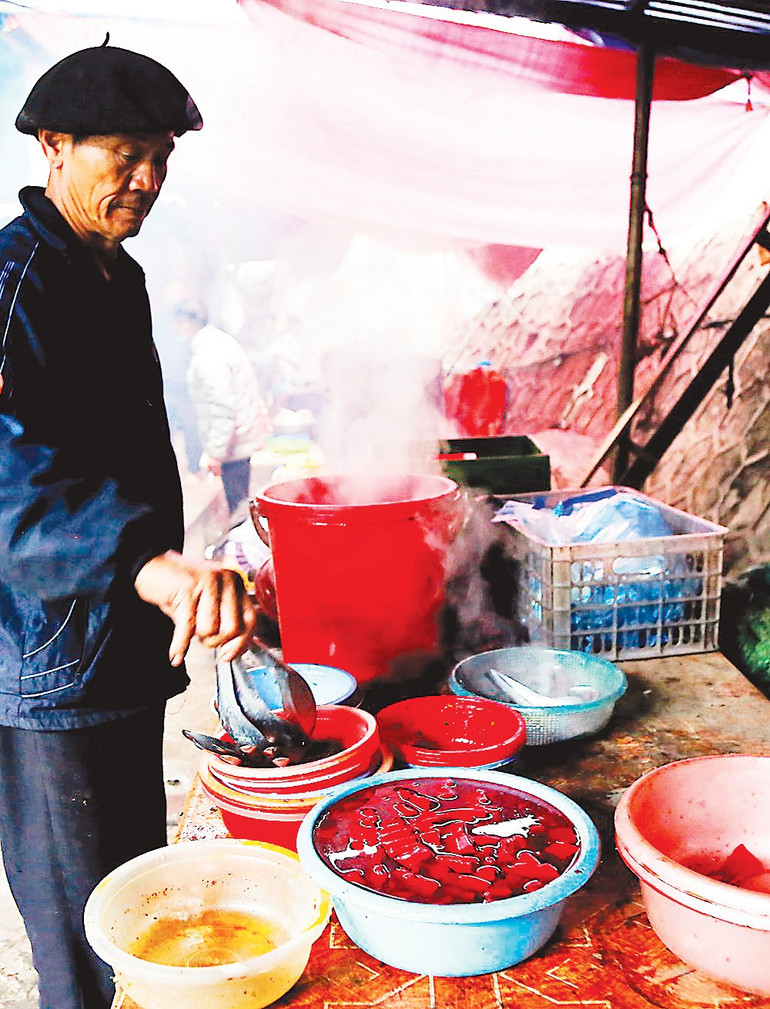 Tiết ngựa được thái miếng trước khi nấu. 5.jpg