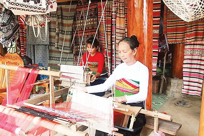 Bà Lò Thị Dân bền bỉ giữ nghề dệt. Ảnh: ĐỨC BÌNH a21-2.jpg