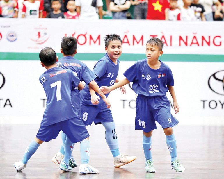 Niềm vui của U9 Việt Hùng Thanh Hóa tại Giải bóng đá Nhi đồng toàn quốc 2025. Ảnh: Gia Hân niem-vui-cua-u9-viet-hung-thanh-hoa-tai-giai-bong-da-nhi-dong-toan-quoc-2025-anh-gia-han.jpg
