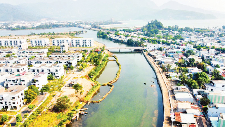 Nhìn từ trên cao, làng chài Nam Ô hiện lên với vẻ bình dị, đang dần giao thoa cùng các khu đô thị mới ven sông Cu Đê. anh-1-nhin-tu-tren-cao-lang-chai-nam-o-hien-len-voi-ve-binh-di-dang-dan-giao-thoa-cung-cac-khu-do-thi-moi-ven-song-cu-de.jpg