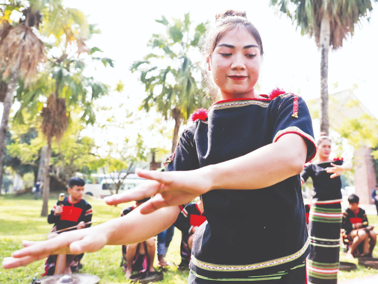 Cuộc vui mừng lễ cúng sức khỏe còn kéo dài với các làn điệu dân ca, dân vũ. nha.jpg